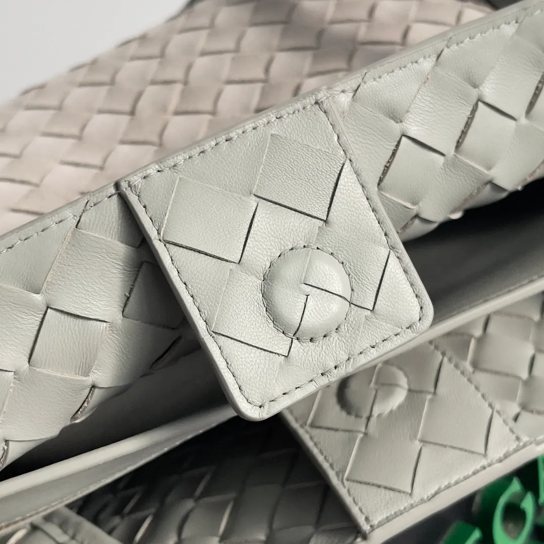 The 2023 new Andiamo batch of 2260 BV has been shipped‼ ️Really popular🔥The new Andiamo woven handbag launched by Bottega Veneta this season is really popular all over the world! ! Celebrities at home and abroad have worn it, and Oscar-winning actress Michelle Yeoh has taken it out on the street. Song Jia, Trai Yara, Yu Feihong, Sanji Ayaka, Rosie Hunting-Whiteley, Yoshioka Riho, etc. have all picked up this bag. It is classic and versatile, showing off its temperament, and the bag capacity is also large, which is very convenient for daily commuting! ! A variety of carrying methods, the shoulder straps can be adjusted by yourself, the original lambskin feels soft and delicate, and the neutral style is made to break gender boundaries and bring a more practical and long-lasting use experience. Andiamo, which has both elegant and casual styles, perfectly interprets the true appearance of "fashionable old money style". Style number: 743572 Size: 32*24*12